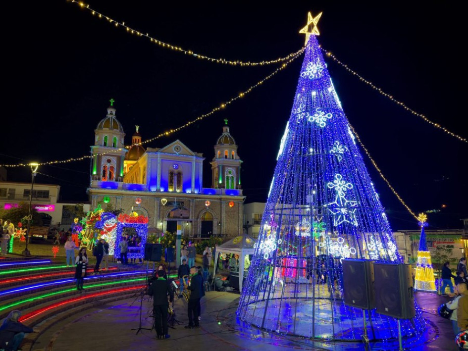  Manzanares brilla en esta Navidad con sus luces en el parque principal.