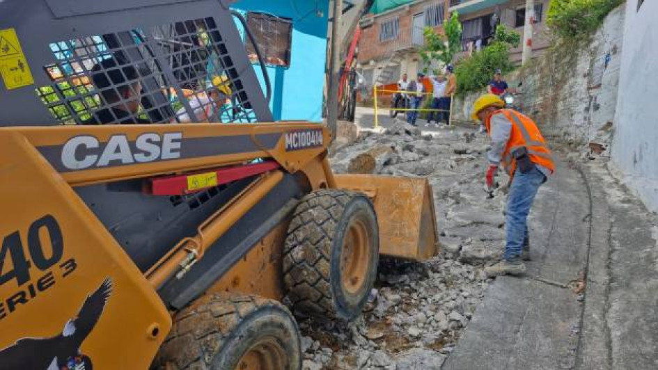 Fotos I Cortesía Alcaldía de Palestina I LA PATRIA  Noticas de Caldas incluyen obras en vía clave, avances con la nueva cancha sintética, trabajos para evitar deslizamientos en zona de riesgo, plazo para descuentos en pago de impuestos, entre otras.