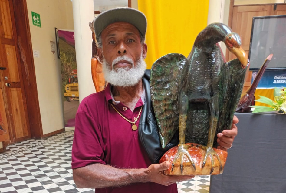 Gerardo Luis Ospina Mejía dedica su vida al arte y las esculturas en madera.