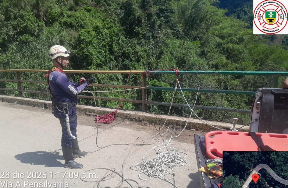 El cadáver estaba ubicado debajo del puente y debieron recuperarlo con el uso de cuerdas.