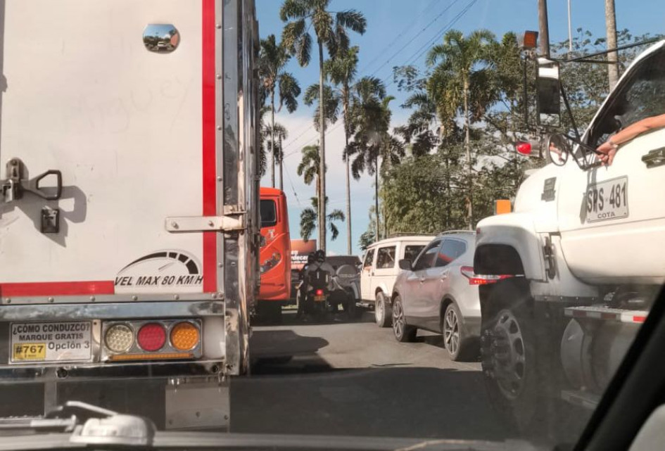La vía entre Pereira y Cerritos sufre a diario trancones. Los conductores y habitantes de la zona, piden soluciones urgentes. 