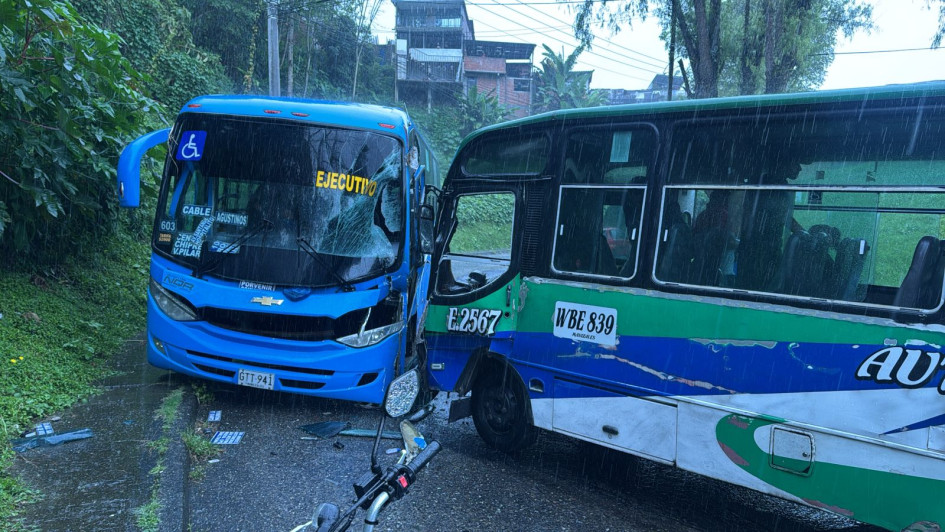 Así quedaron las dos busetas que chocaron en una vía del barrio Aranjuez de Manizales. 