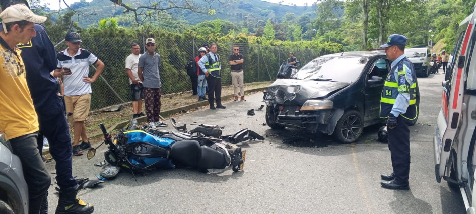 En la carretera entre Chinchiná y Palestina, un motociclista sufrió lesiones en sus extremidades, tras chocar con un carro.