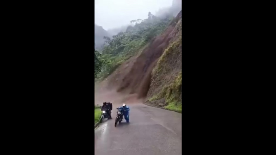 El derrumbe ocurrió en el sector la Quiebra, tramo Pueblo Rico - corregimiento de Santa Cecilia.