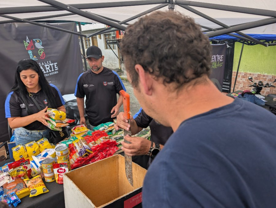 . Bajo el lema del intercambio de armas por alimentos, la comunidad del barrio Comuneros respondió de manera contundente, logrando la recaudación de más de 70 armas. 