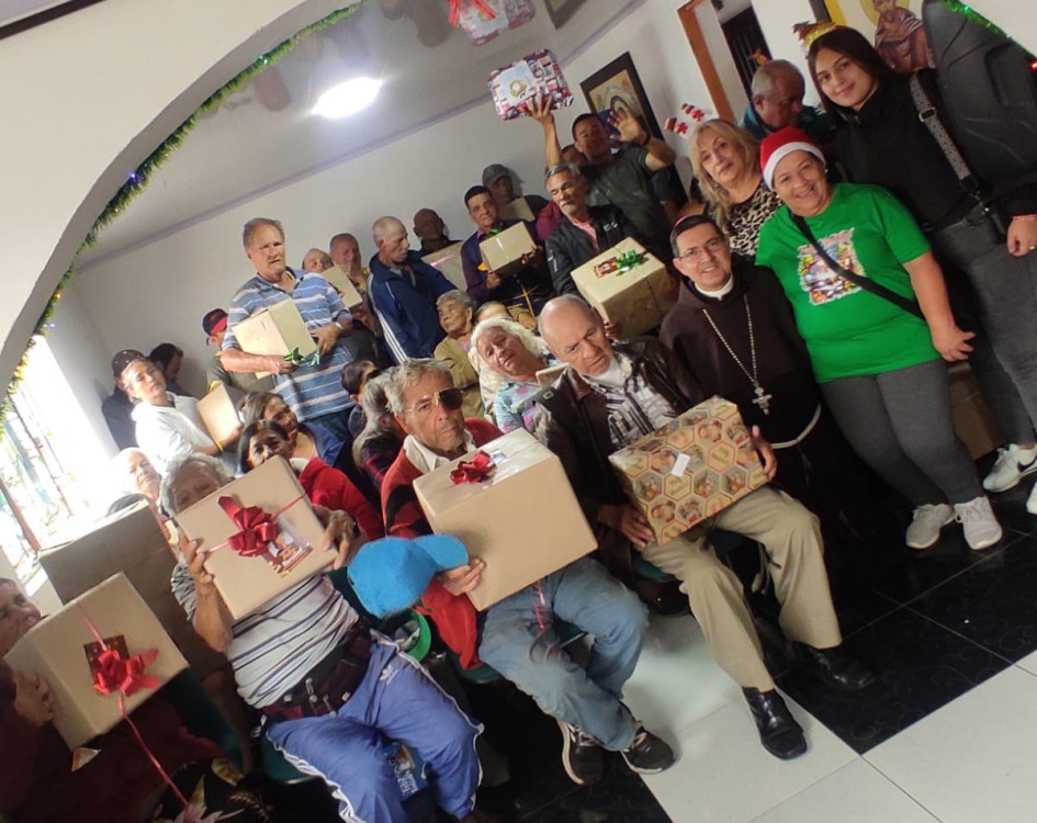 Entrega de detalles a adultos mayores