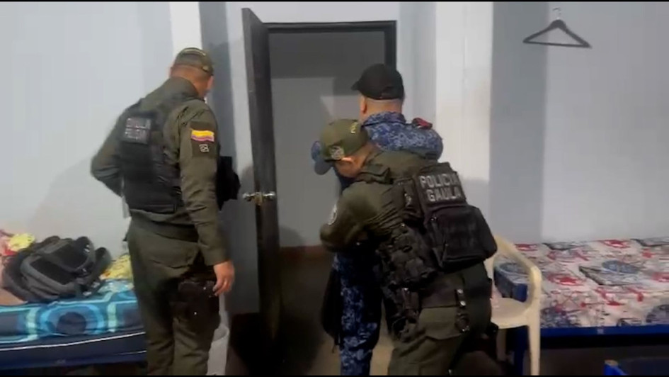 Captura de uno de los seis funcionarios.