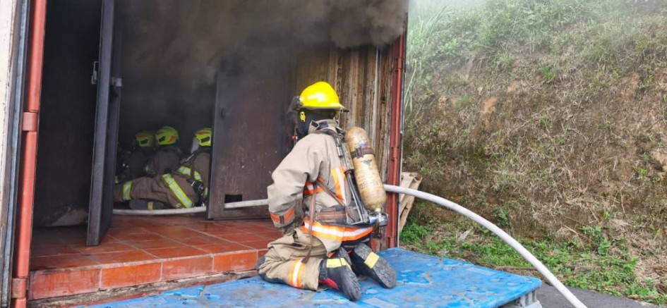 20 integrantes del Cuerpo Oficial de Bomberos reciben entrenamiento sobre incendios.