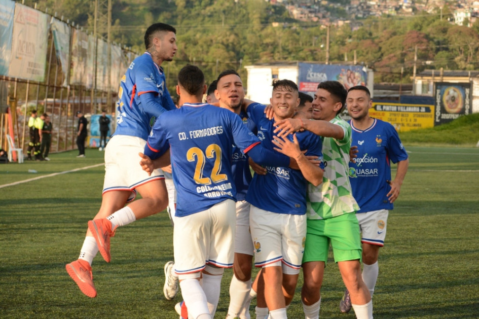 Los Jugadores de Formadores Ideas Constructivas celebran el gol de Juan David Marín, el segundo en la victoria 3-2 ante Gama Glacial Riosucio F.C. en las semifinales de la Copa LA PATRIA Aladino.