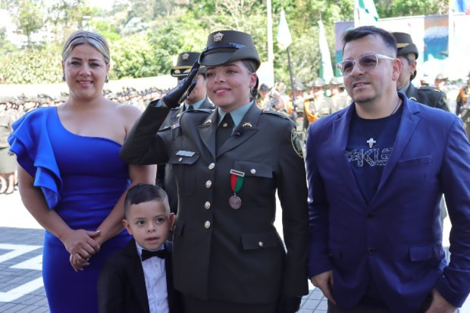 Fotos| LA PATRIA  Patrullera Laura Valentina Muñoz Naranjo, de 27 años, primer puesto del grupo de 924 graduados en la Escuela de Carabineros Alejandro Gutiérrez. Fue quinta en el país. La acompañan su madre, Olga Lucía Naranjo Monroy; su hijo, Martín Pineda Muñoz; y su papá, Johany Muñoz Lara.