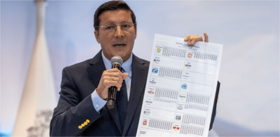 Hernán Penagos, registrador Nacional del Estado Civil, mostrando el tarjetón para el Senado de la República.