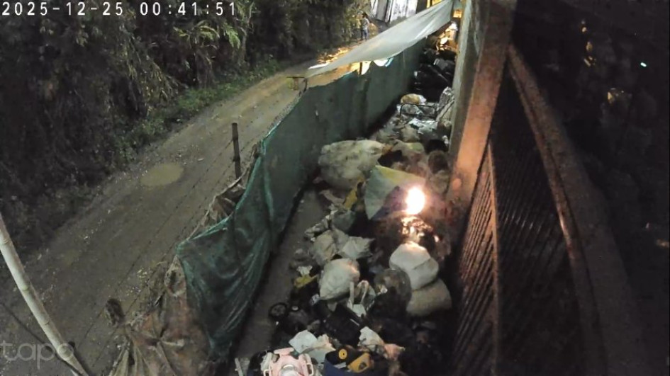 En cámaras de seguridad quedó registrado cuando cayó el globo navideño que inició el incendio. 