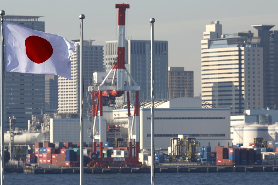 Grúa portacontenedores en un puerto de Tokio, Japón, este 8 de diciembre del 2025.