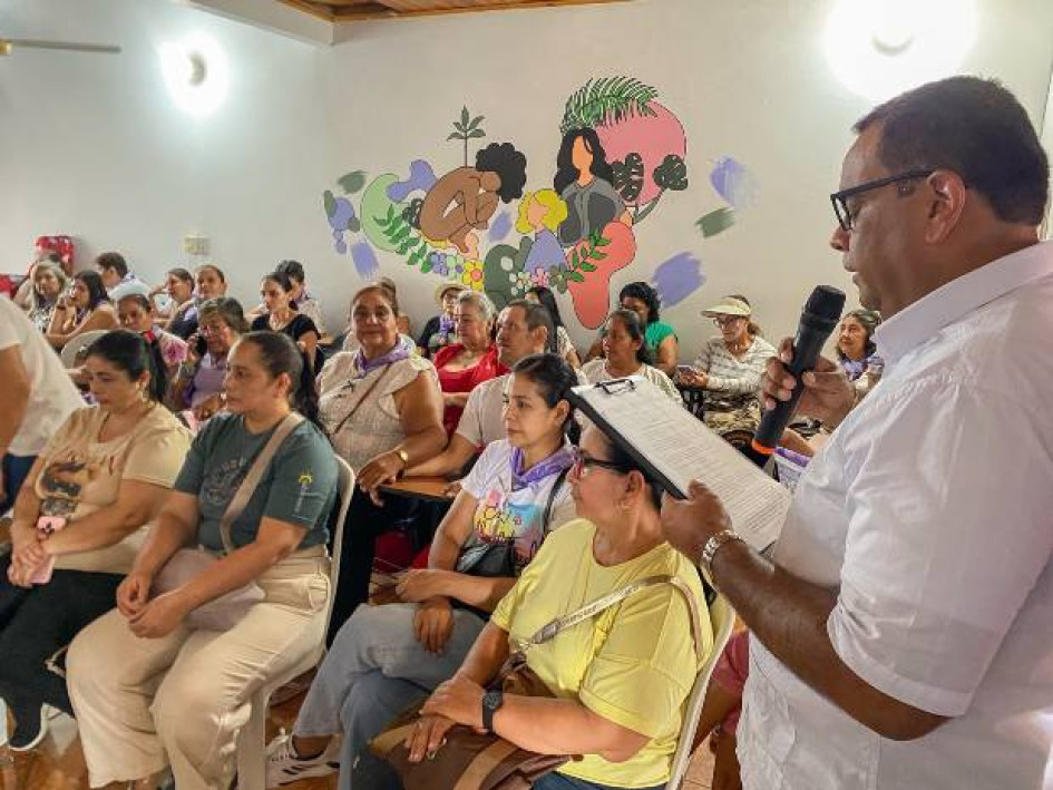 ​​​​​​​Fotos I Facebook alcaldías I LA PATRIA   El Ministerio del Interior llegó con dotación destinada a la Casa para la Dignidad de la Mujer. Más palacas huella en Caldas y don Zehir es un Colombiano de Oro.