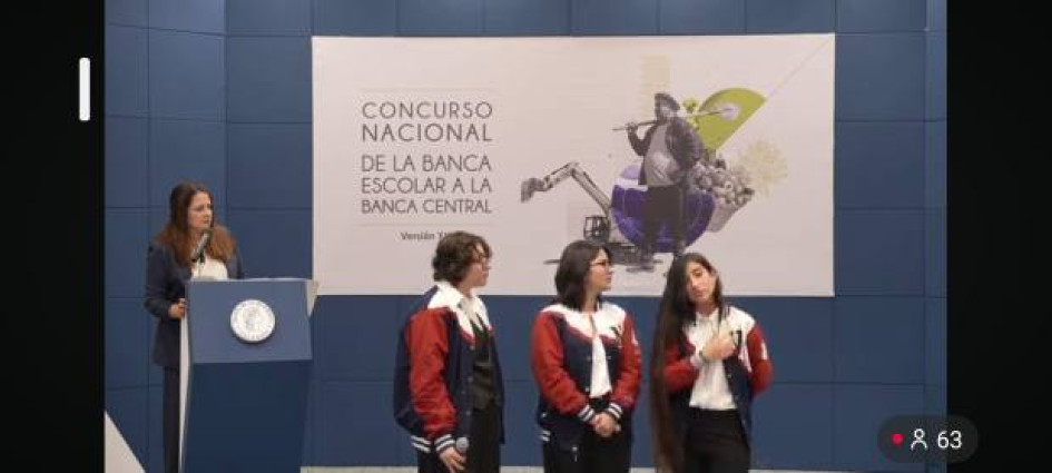 Fotos I Cortesía para LA PATRIA  El Concurso “De la Banca Escolar a la Banca Central” llegó a su edición 13, en la cual coronó a un prestigioso colegio de Manizales con el primer lugar. Tres estudiantes y una docente ganaron en esta ocasión. 