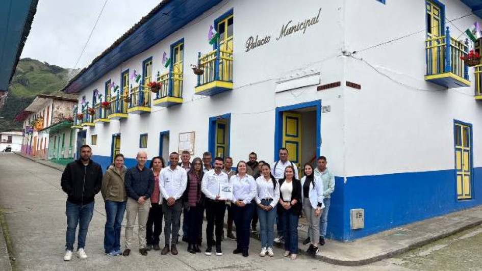 Foto I Cortesía ESAP / Q´HUBO  Los funcionarios, encsabezados por el alcalde, recibieron el rediseño institucional, entregado por la ESAP.