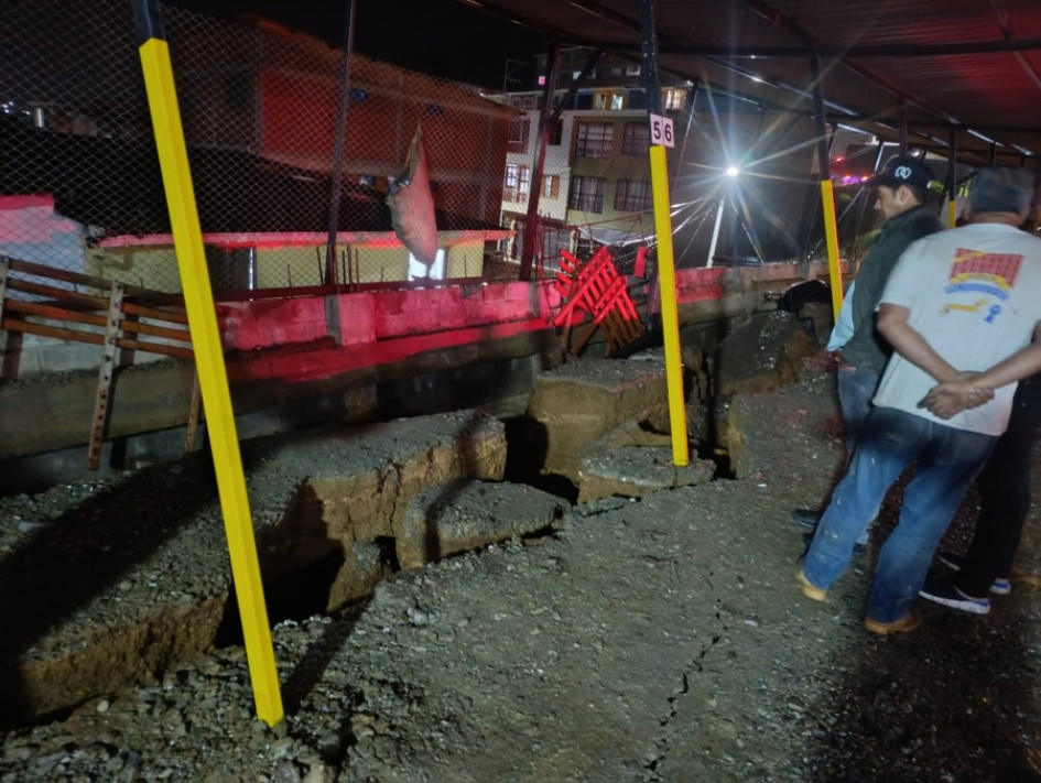 La caída de un muro en un parqueadero. 