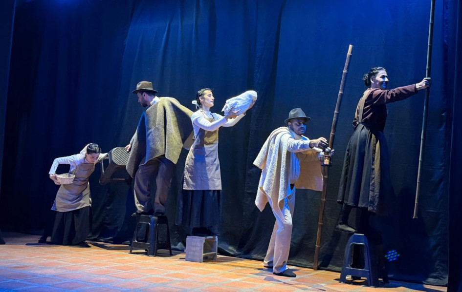 La obra se centra en los tres grandes incendios que marcaron a Manizales a principios del siglo XX y que la obligaron a reconstruirse una y otra vez.