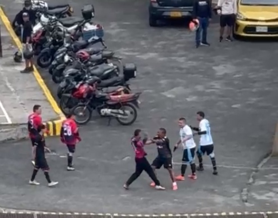 La pelea empezó a golpes.