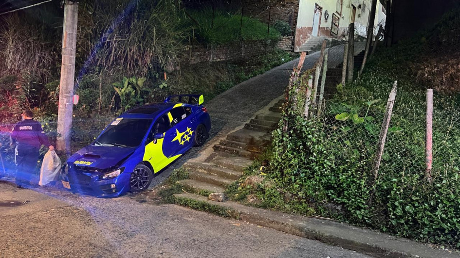 El vehículo quedó “clavado” sin poder avanzar ni retroceder, por lo que fue necesaria la intervención del cuerpo de bomberos y una grúa para sacarlo de este apuro.