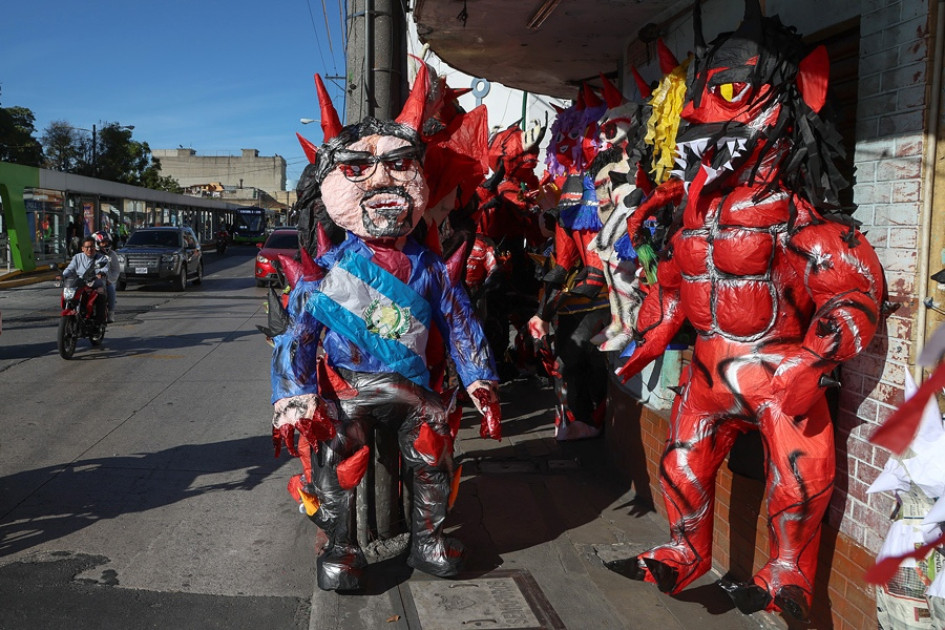 Fotografía de una venta de piñatas este jueves, en Ciudad de Guatemala (Guatemala).