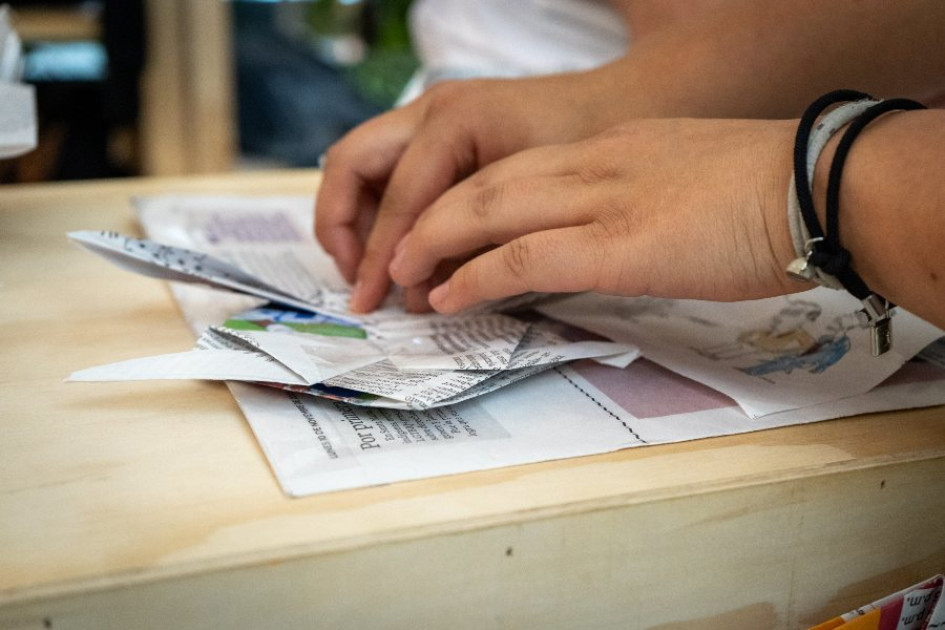 Existen varias alternativas al papel regalo, como el papel periódico.