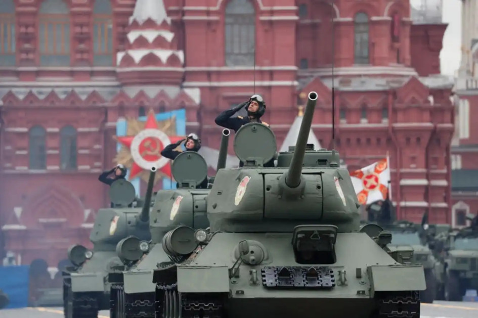 Rusia confirmó que retomó contactos con Estados Unidos para discutir el nuevo plan de paz en Ucrania. Estas son las exigencias rusas, hay una exigencia espinosa. En la foto, tanques rusos durante el desfile militar del Día de la Victoria en la Plaza Roja en Moscú, Rusia, el 9 de mayo de 2021. 