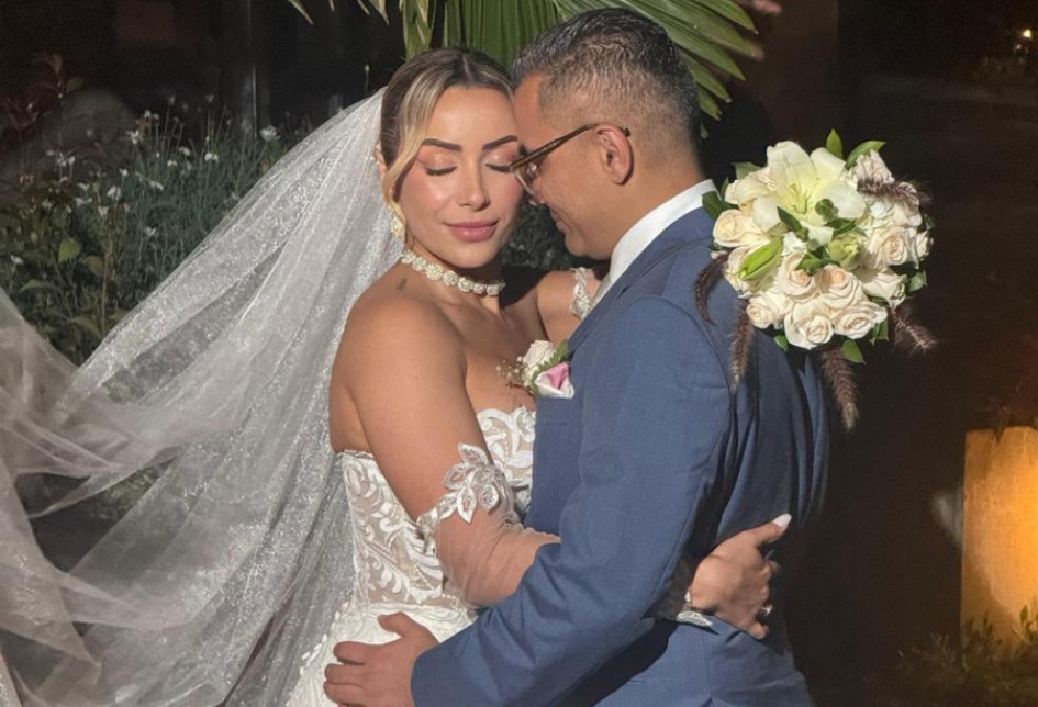 Sandra Bravo y Jhon Alexánder Alzate posan para la cámara luego de contraer matrimonio en Manizales. 