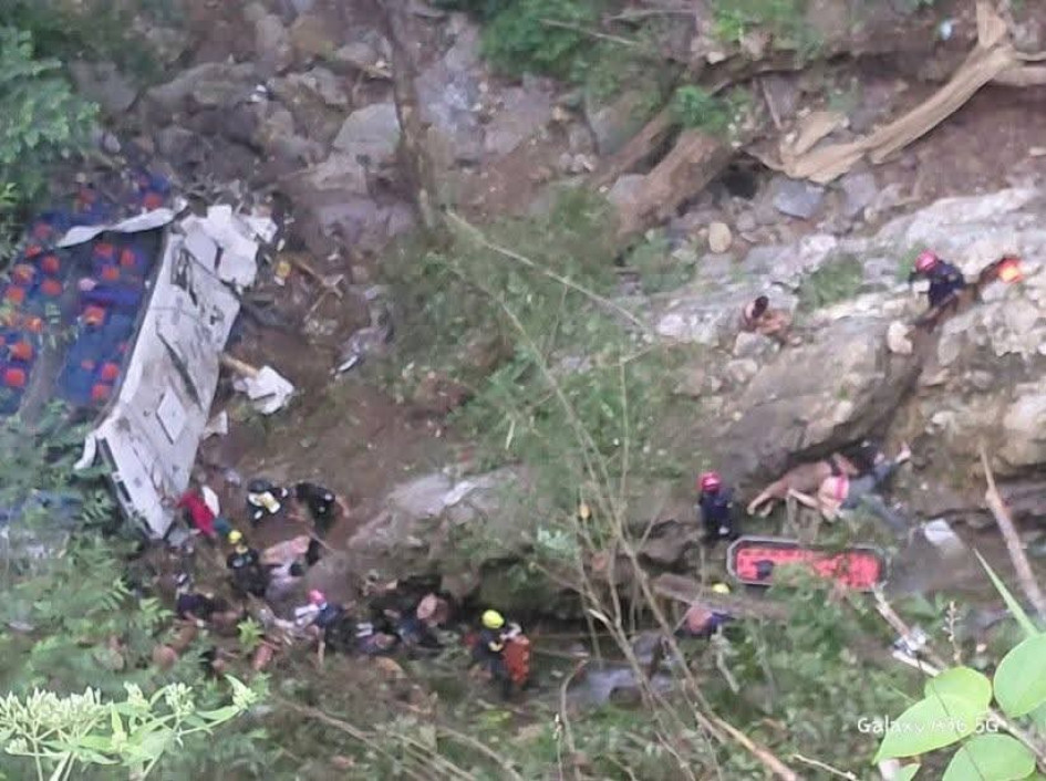 Este es el abismo al que cayó el bus que regresaba con estudiantes de un colegio de Medellín luego de la excursión de fin de año a la Costa Atlántica.