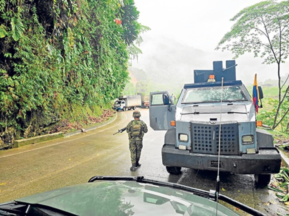 Foto | @Ejercito_Div7 | LA PATRIA El Ejército Nacional logró restablecer ayer el flujo vehicular en la vía Tadó–Pereira, luego de que presuntos integrantes del Eln retuvieran y atravesaran un vehículo tipo furgón para obstaculizar la movilidad.