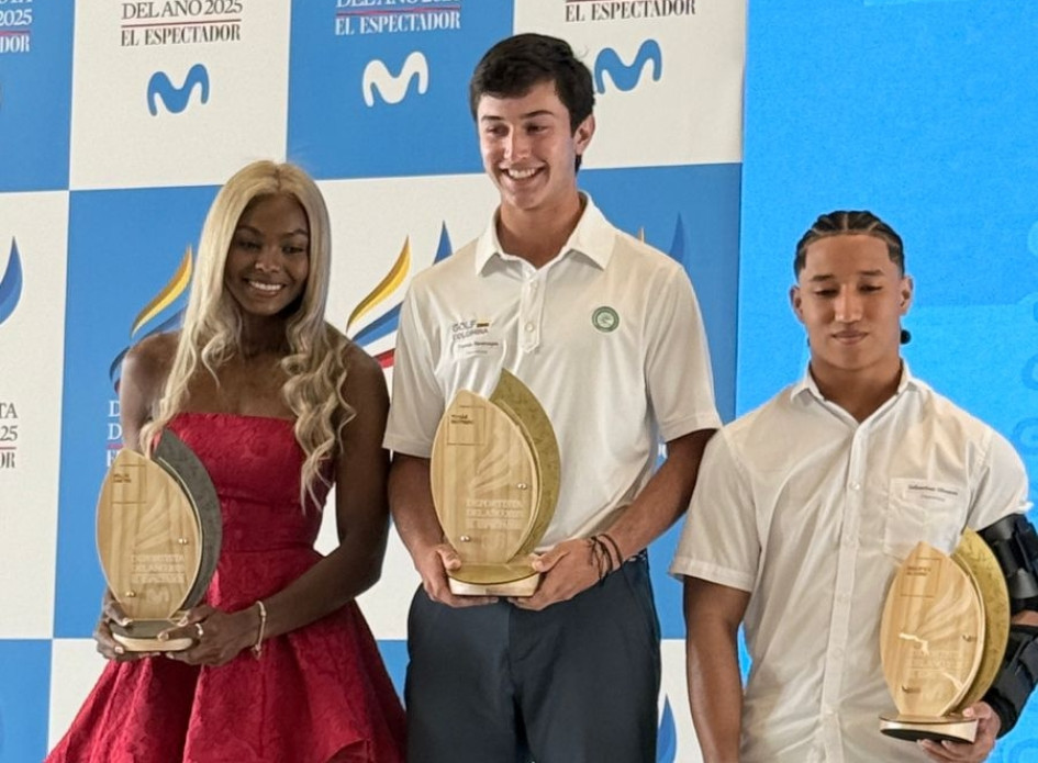 El caldense Tomás Restrepo (c) con el galardón como el deportista juvenil del año en Colombia.