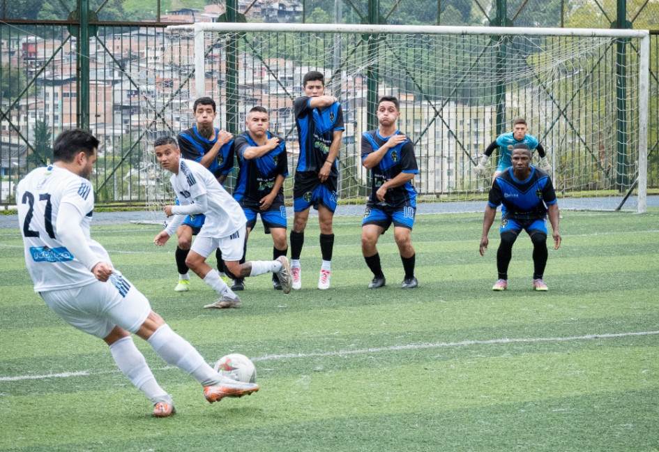 Goles y emociones se viven en la Copa Élite Baja Suiza Aladino Salas de Juegos.