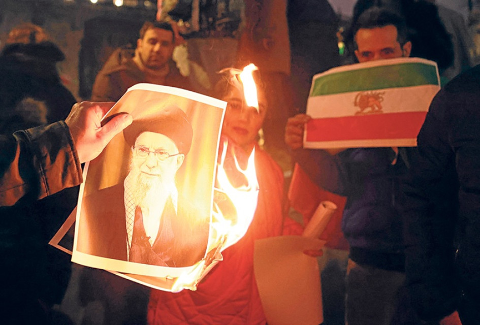 Fotos | EFE | LAPATRIA Manifestantes prendieron fuego a un retrato del líder supremo iraní, Alí Jamenei, durante una manifestación en apoyo al actual movimiento de protesta en Irán, frente a Downing Street en Londres, Reino Unido.