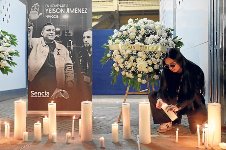 Fotos | EFE | LAPATRIA Una seguidora del cantante colombiano encendió velas durante el homenaje en el estadio El Campín en Bogotá. Miles de personas se congregaron a las afueras del escenario deportivo para rendir homenaje al cantante.