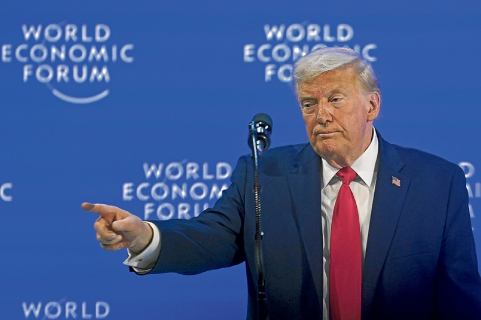 Trump aterrizó en la ciudad alpina con tres horas de retraso sobre lo previsto inicialmente, debido a una avería menor del Air Force One, y dio un discurso de una hora y media de duración, el doble de lo anunciado en el programa.