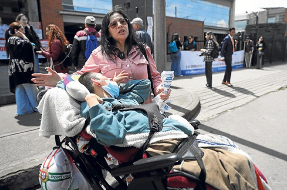 Foto | EFE | LA PATRIA María Rubio madre de un paciente con parálisis cerebral, ambos víctimas de la crisis del sistema de salud colombiano.