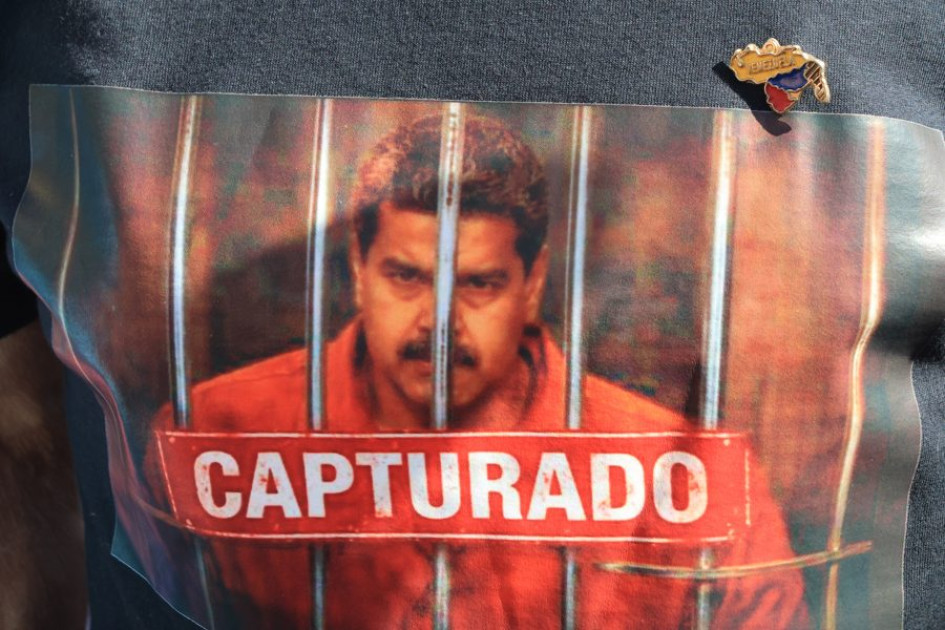 Una persona viste una camiseta con la imagen del presidente de Venezuela, Nicolás Maduro, con la frase "Capturado"