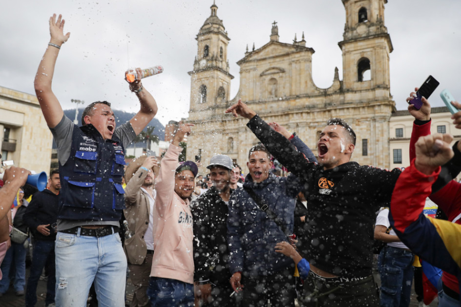 Ciudadanos venezolanos celebran durante una manifestación este sábado, en la Plaza de Bolívar en Bogotá (Colombia).