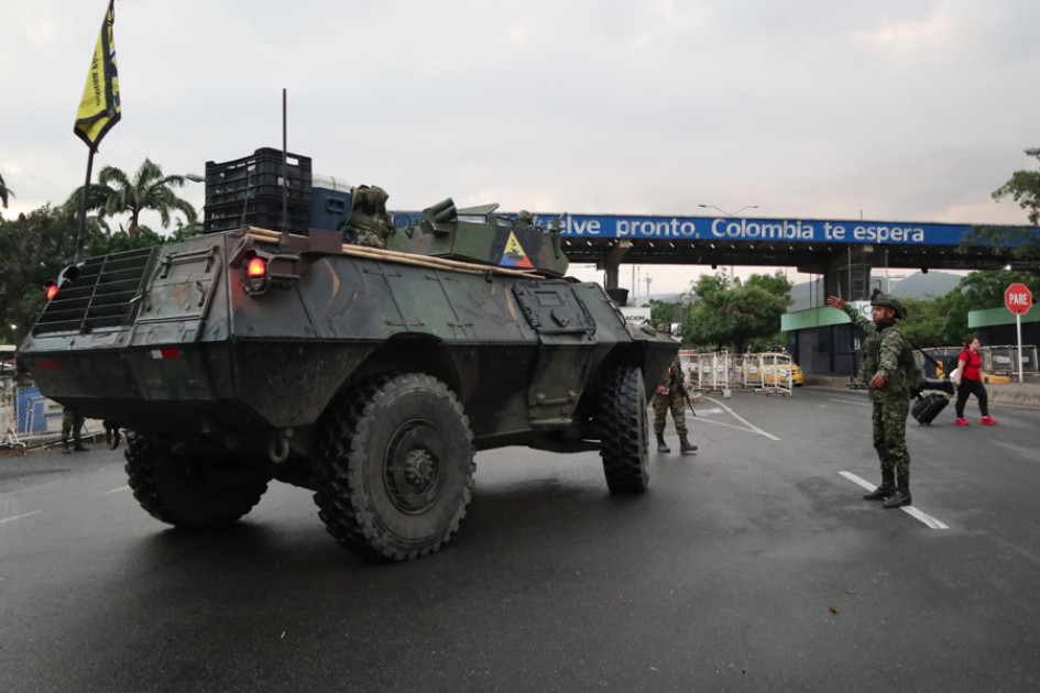 Integrantes del Ejército colombiano llegan este sábado al puente internacional Simón Bolívar que une a las ciudades de Cúcuta y Villa del Rosario (Colombia) con las ciudades de San Antonio y San Cristóbal del Estado Táchira (Venezuela).