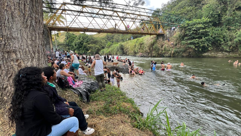 El paseo de olla en Año Nuevo es tradición en Anserma (Caldas) en aguas del río Risaralda.