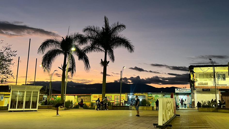 La plaza Robledo de Anserma al atardecer.