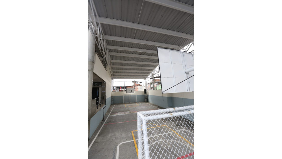 El cambio de cubierta en la cancha del colegio Andrés Bello. 