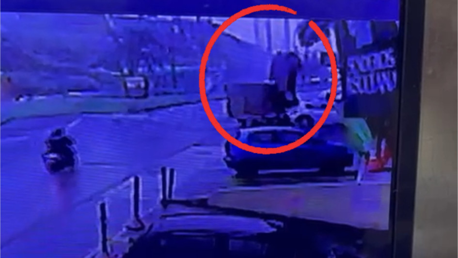 Cámaras de seguridad grabaron el momento en el que un vehículo cayó del tercer piso de un edificio, sobre un camión estacionado en la avenida Kevin Ángel de Manizales.