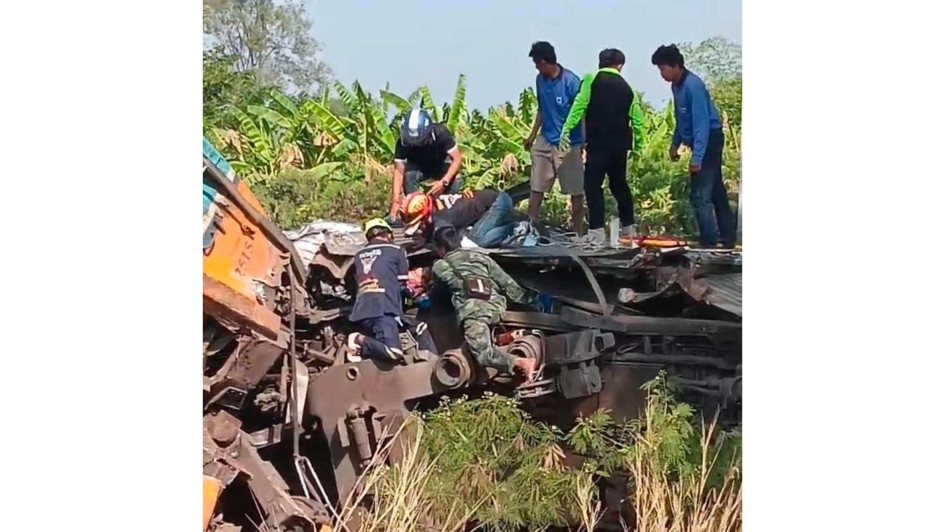 Personas realizan labores de rescate tras el accidente de tren este miércoles, en Nakhon Ratchasima (Tailandia).