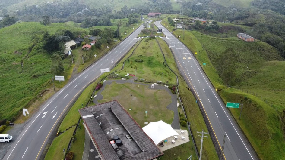 El gobernador del Quindío advierte que eliminar peajes sin plan financiero afecta el desarrollo vial del Eje Cafetero.