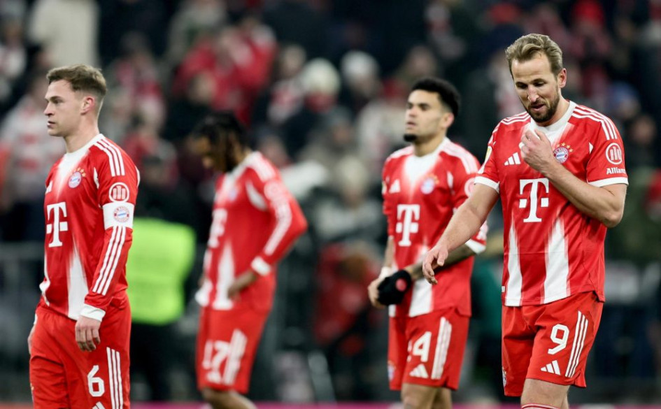 Los jugadores del Bayern Munich con la cabeza abajo, luego de la derrota ante el Augsburgo. 
