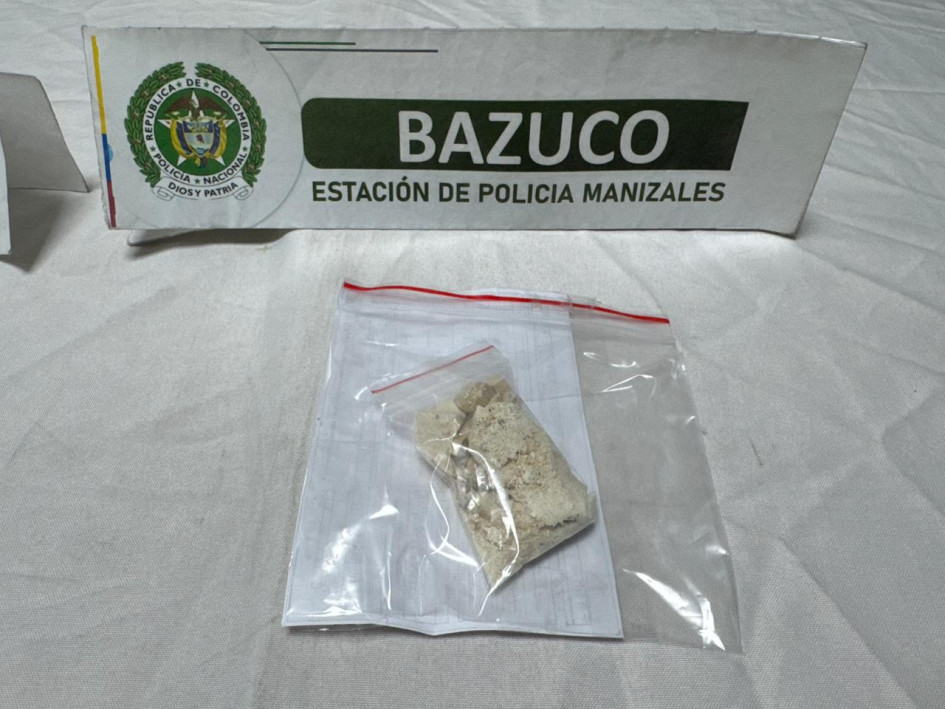 Atendiendo la información suministrada, la Policía abordó a este individuo y le practicó un registro preventivo, hallando entre sus prendas de vestir una bolsa plástica transparente que contenía bazuco.