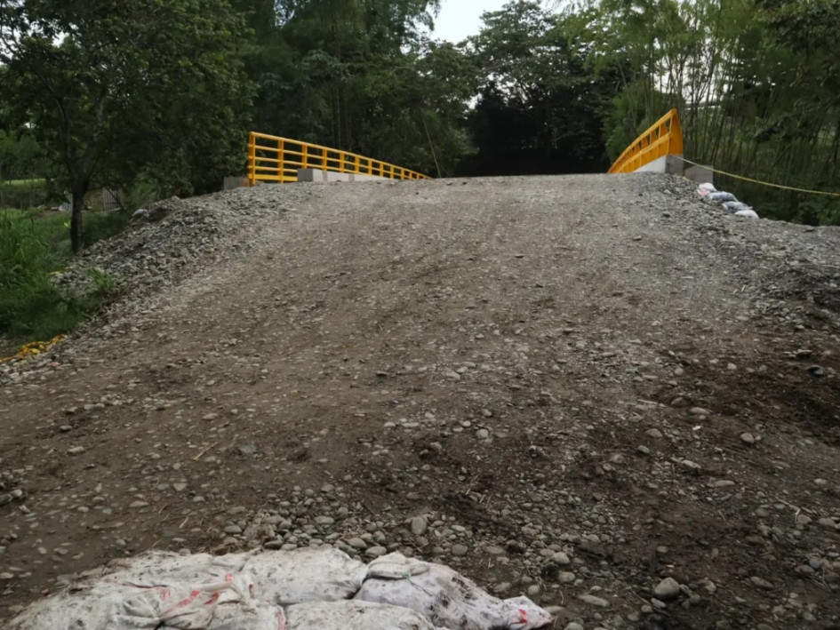 Comunidades rurales de Calarcá expresan preocupación por la falta de conexión vial definitiva al Puente Rojo.