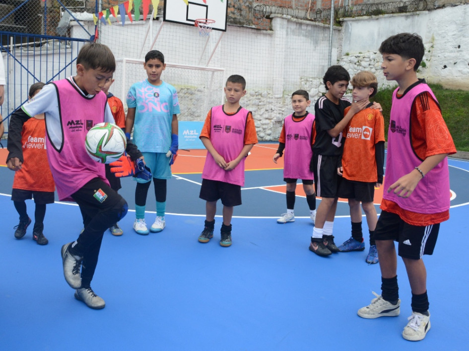 Los niños del barrio Las Américas disfrutan de la cancha que entregó la Alcaldía de Manizales. Ellos ahora no tendrán que buscar otro escenario para jugar y empiezan a pulir su talento para cumplir su sueño de llegar al fútbol profesional.
