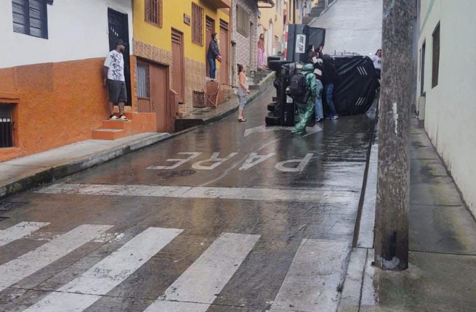 Una camioneta volcada y varias inundaciones es el saldo del aguacero registrado este martes en diferentes zonas de Manizales.